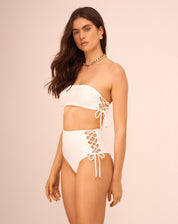 Calcinha de biquíni estilo hot pant com entrelaçados laterais, vista frontal.