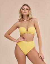 Imagem de um top estruturado amarelo com bojo e alças removíveis, visto de lado.