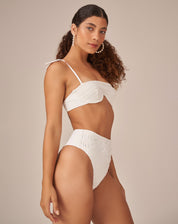 Imagem de uma modelo vestindo uma hot pant off white em tecido de macramê, vista lateral com pose.