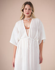 Detalhe do vestido longo branco mostrando o decote V e amarração abaixo do busto.