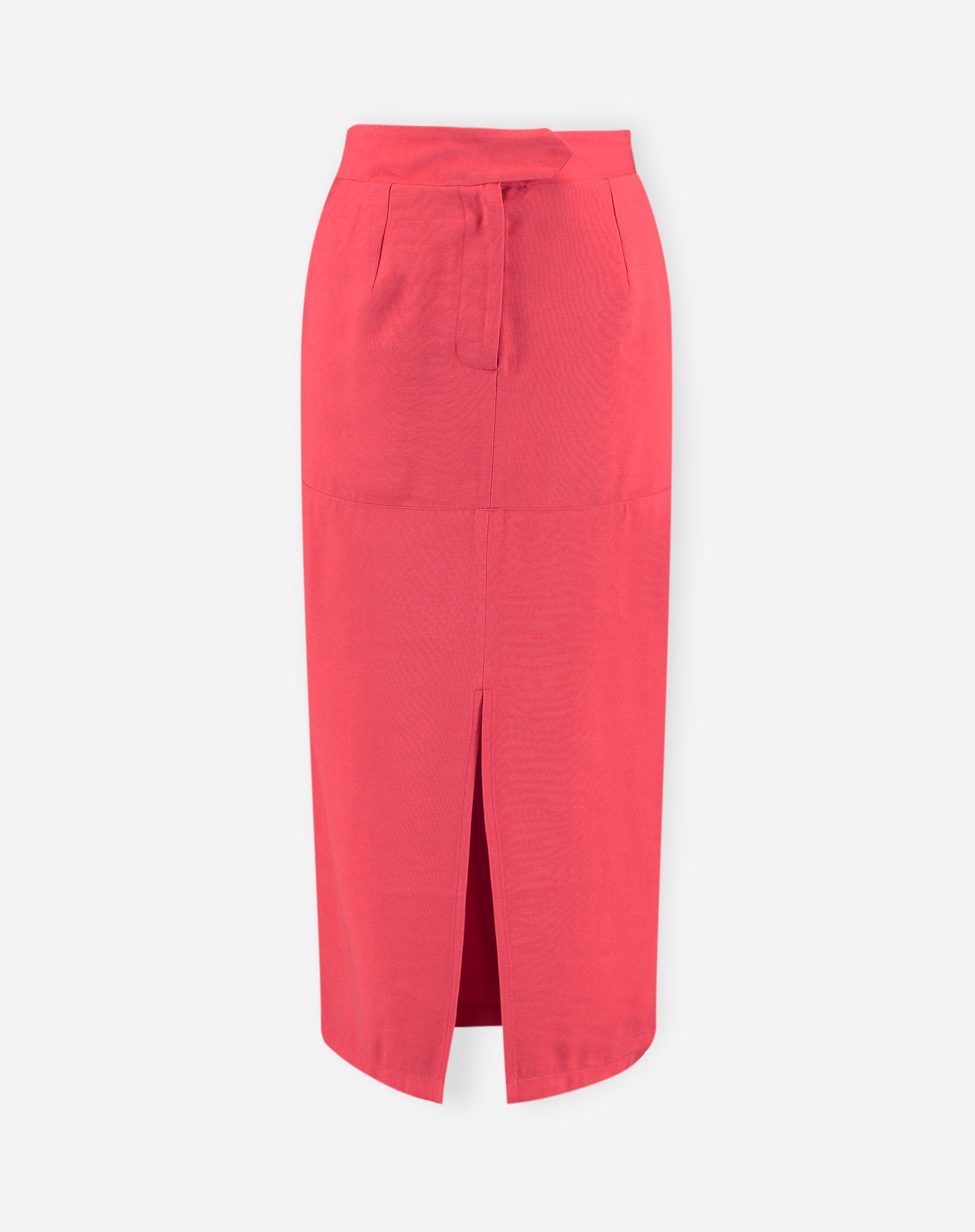 Saia midi coral com fenda frontal em fundo branco, destacando o design.