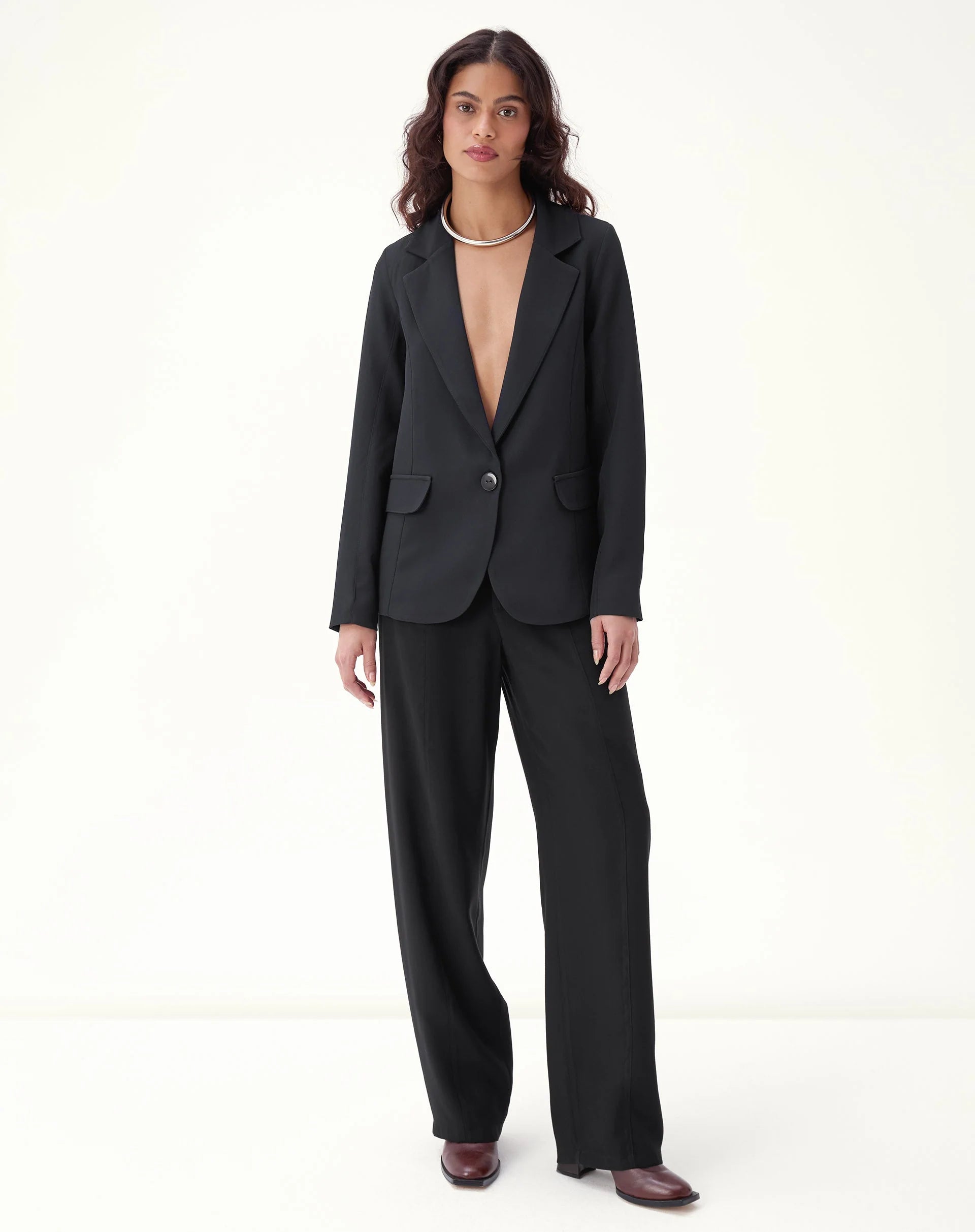 50310825_0002_blazer-slim-gola-com-lapela-alfaiataria-preto_1_2992d14d-1fac-49bf-8d6a-4eea2d4c2071.webp