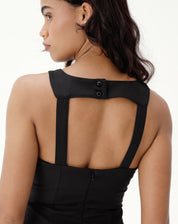 Detalhe das costas do vestido curto preto, com alças estruturadas e fechamento.