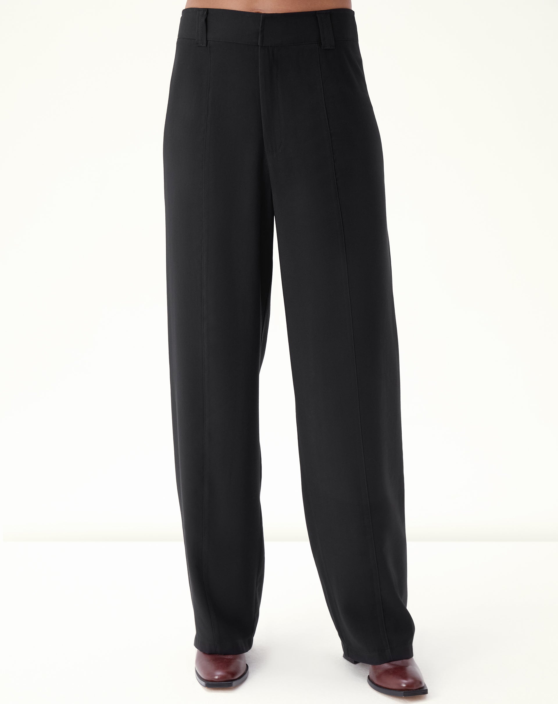 CALÇA RETA COM BOLSOS DE ALFAIATARIA - PRETO