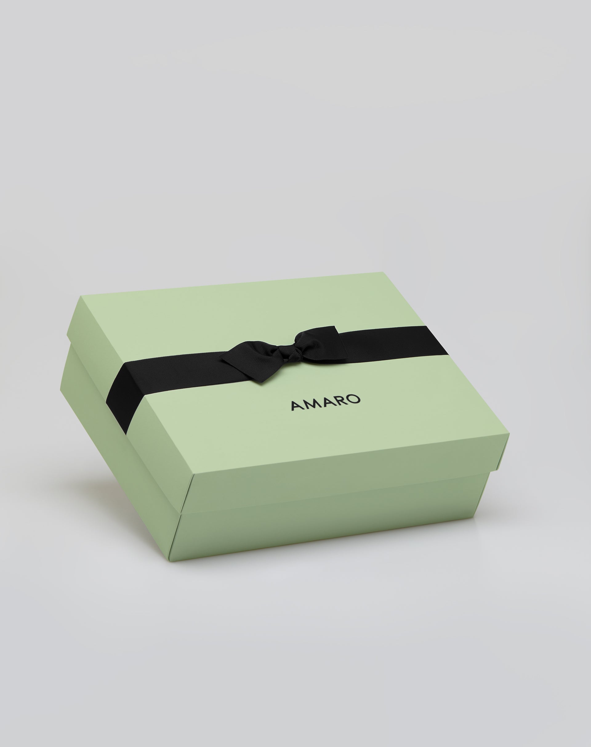 Embalagem de presente AMARO tamanho P na cor verde com laço preto.