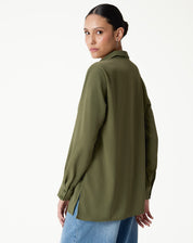 Vista traseira da camisa verde de manga longa com barra reta.