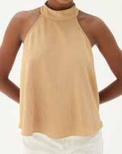 Blusa frente única areia em detalhe frontal, mostrando o design minimalista.