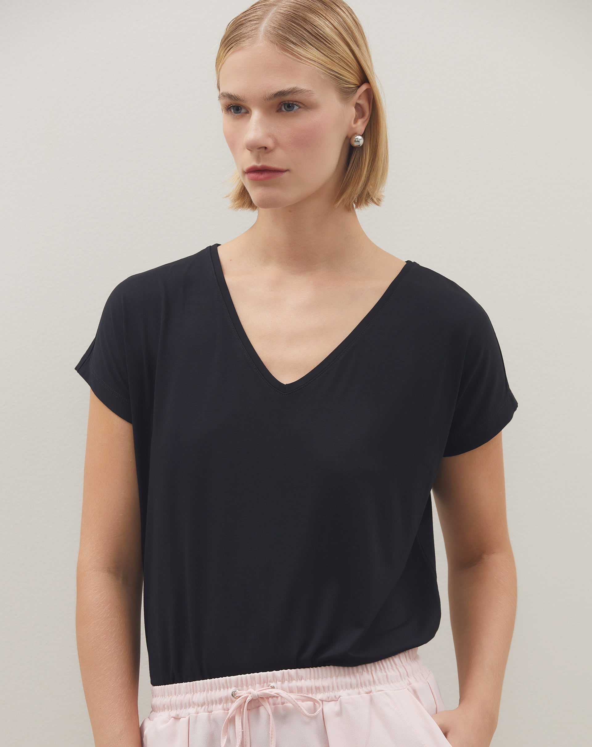 T-shirt Viscose Decote V Lisa - Preto