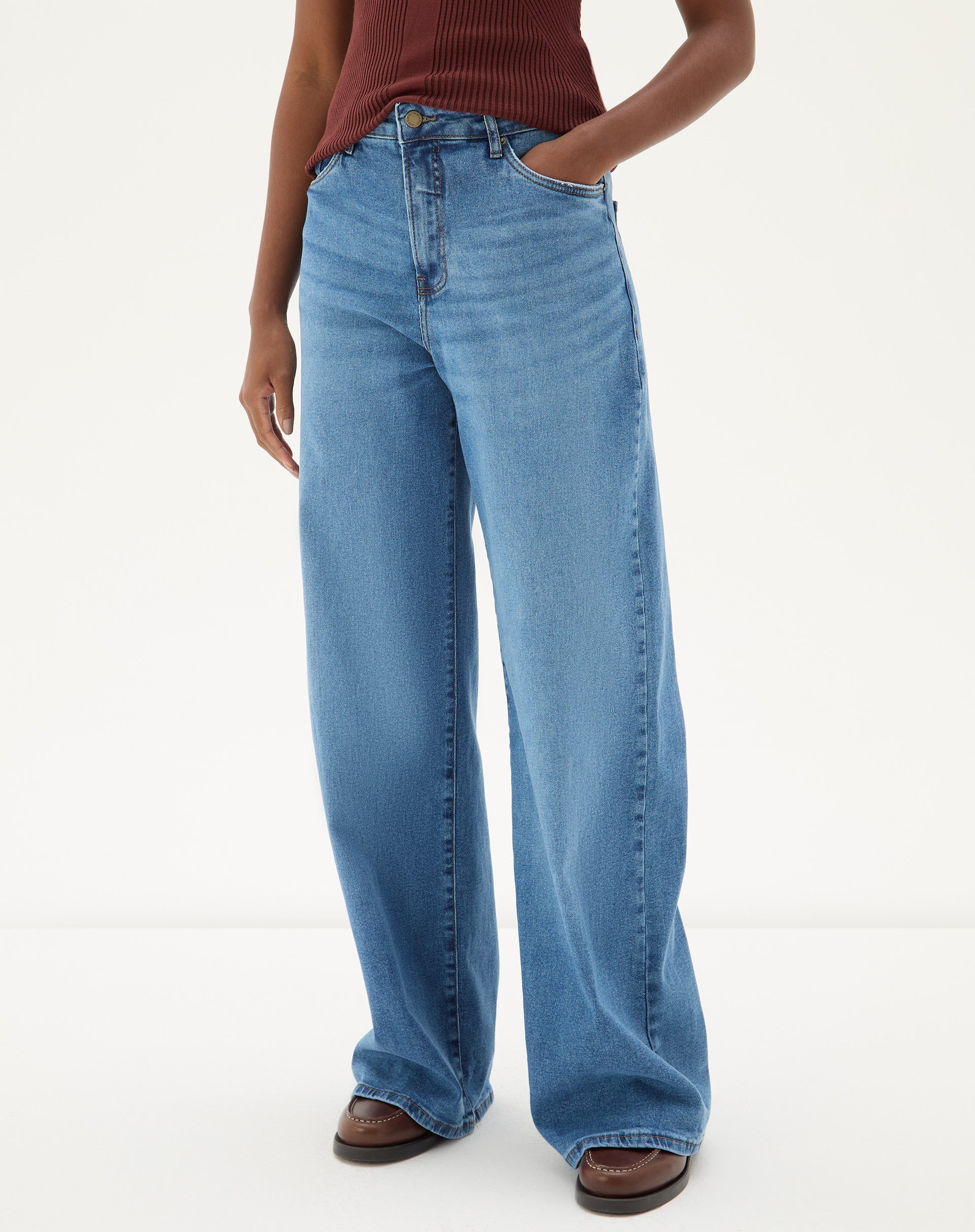 Vista frontal completa da calça jeans wide leg azul médio.