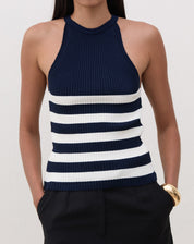Imagem de uma regata Halter Neck de Tricot azul marinho com listras brancas, vista frontal.