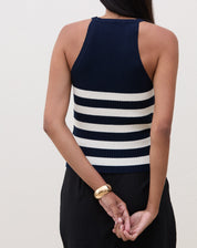 Imagem da regata Halter Neck de Tricot azul marinho com listras brancas, vista traseira.