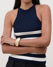 Close-up do decote Halter Neck da regata azul marinho com listras brancas.