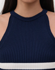 Imagem da regata Halter Neck de Tricot azul marinho com listras brancas, vista lateral.