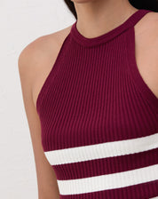 Imagem de uma regata Halter Neck de Tricot vinho com listras brancas, vista lateral.