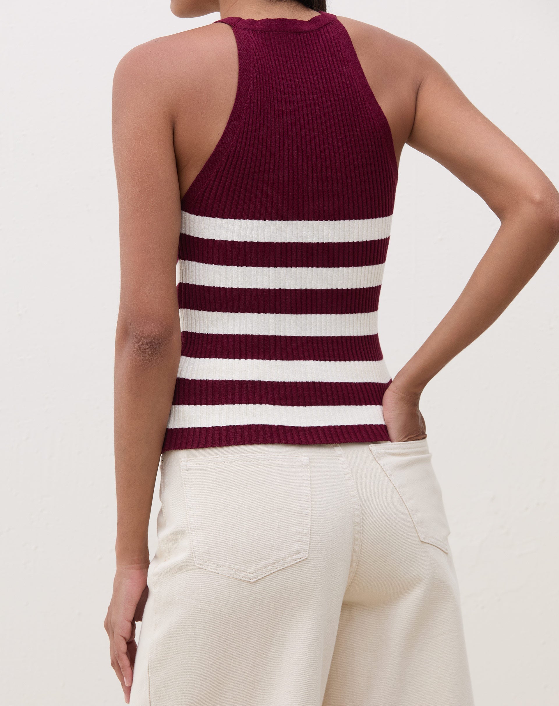 Imagem de uma regata Halter Neck de Tricot vinho com listras brancas, detalhe do tecido.