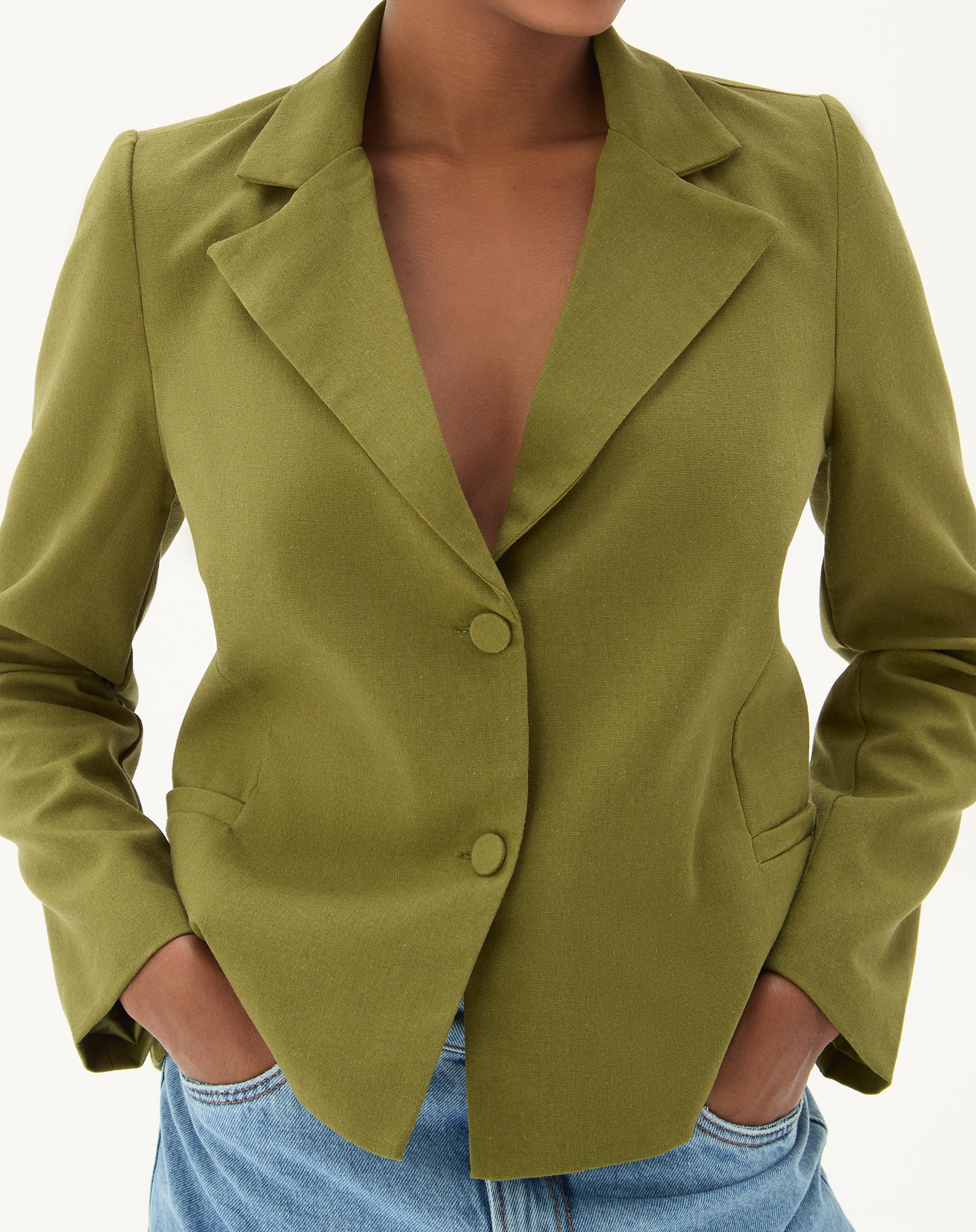Blazer de linho verde militar com corte de alfaiataria, visto de frente.