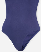 Detalhe do corte tanga do body azul marinho em fundo branco.