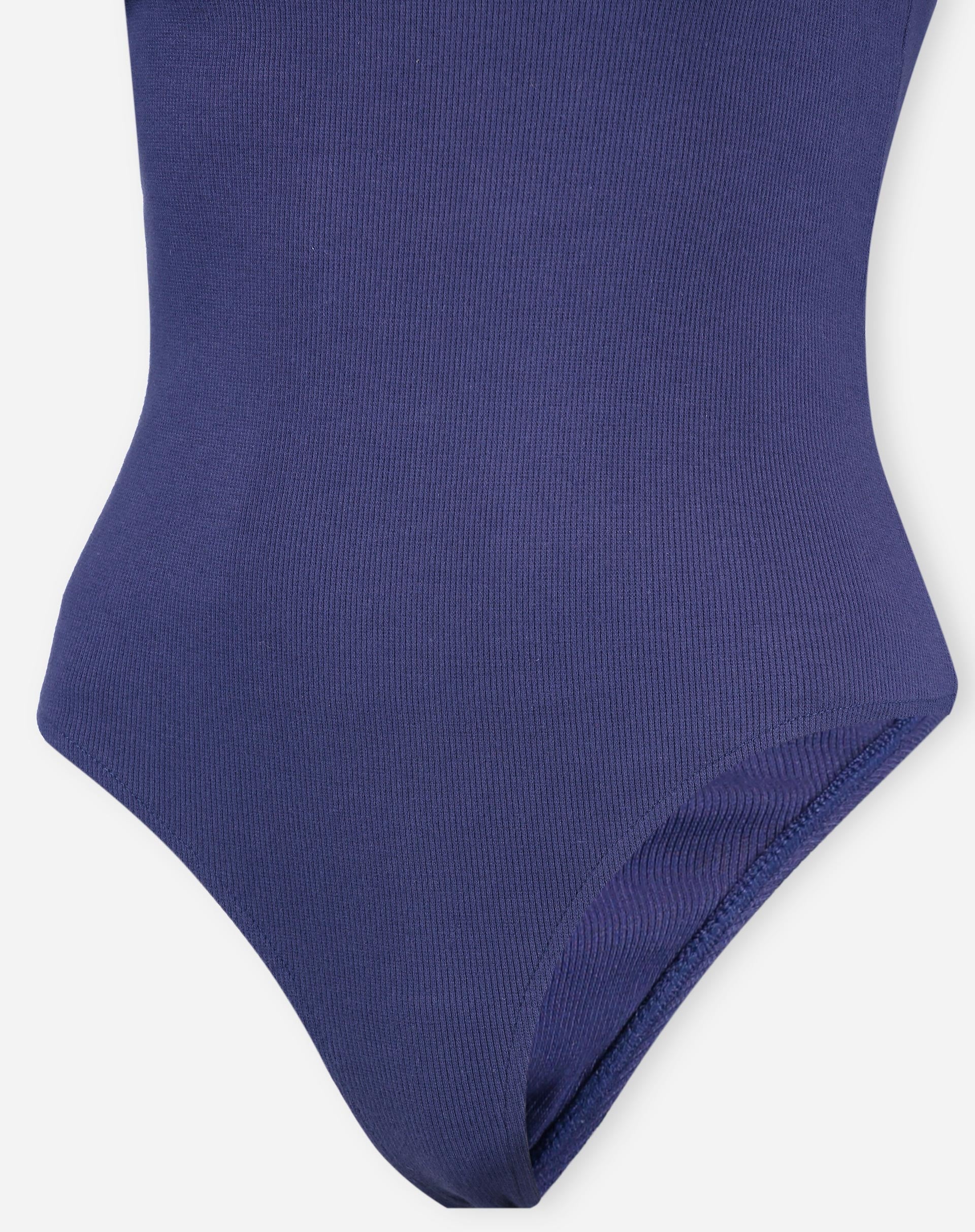 Detalhe do corte tanga do body azul marinho em fundo branco.