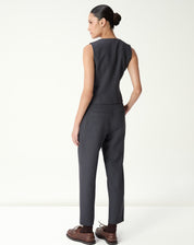 Vista traseira do colete slim alfaiataria cinza em modelo com caimento ajustado e costuras visíveis.