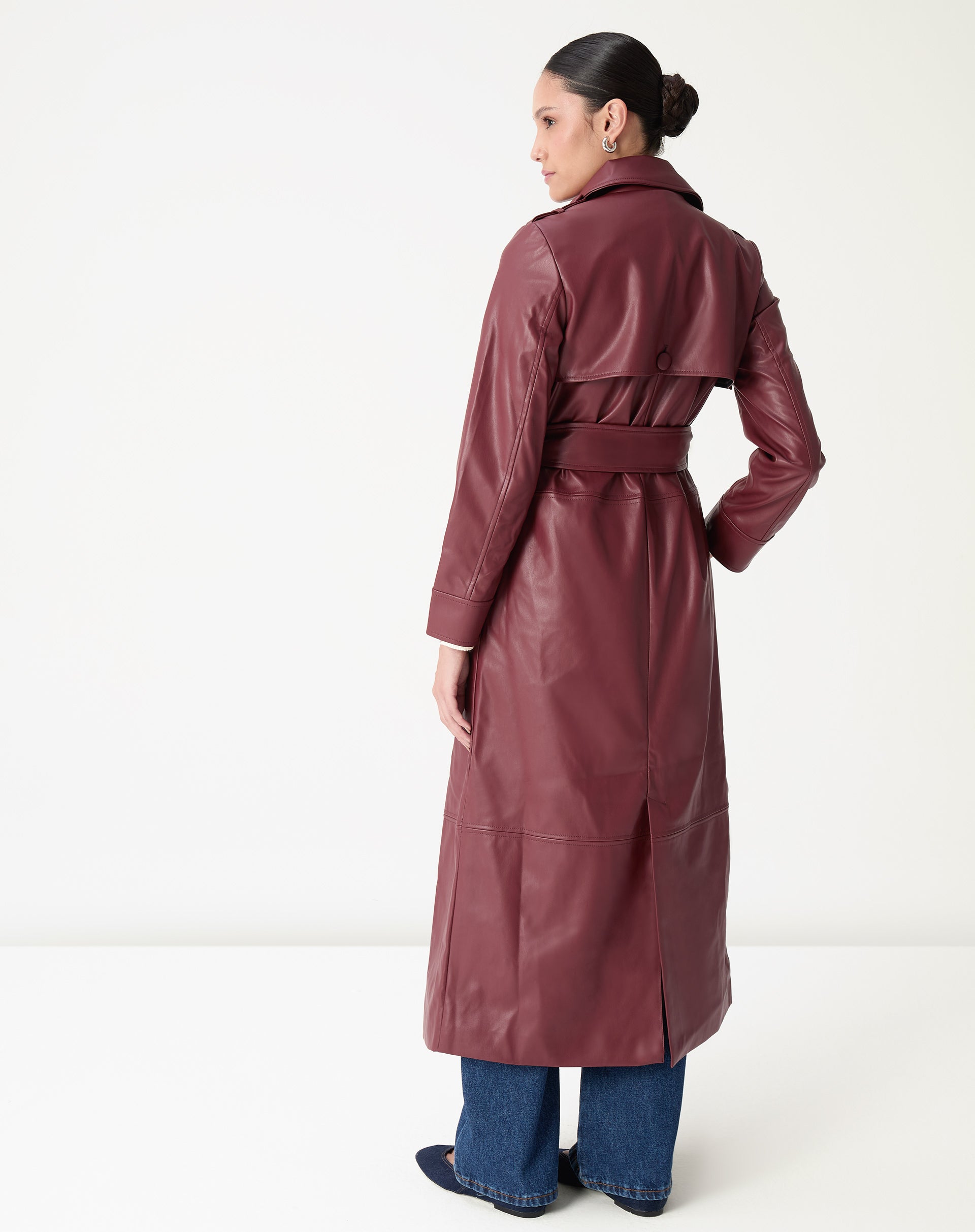 Vista traseira do trench coat vinho em PU com pala e cinto, modelo de costas