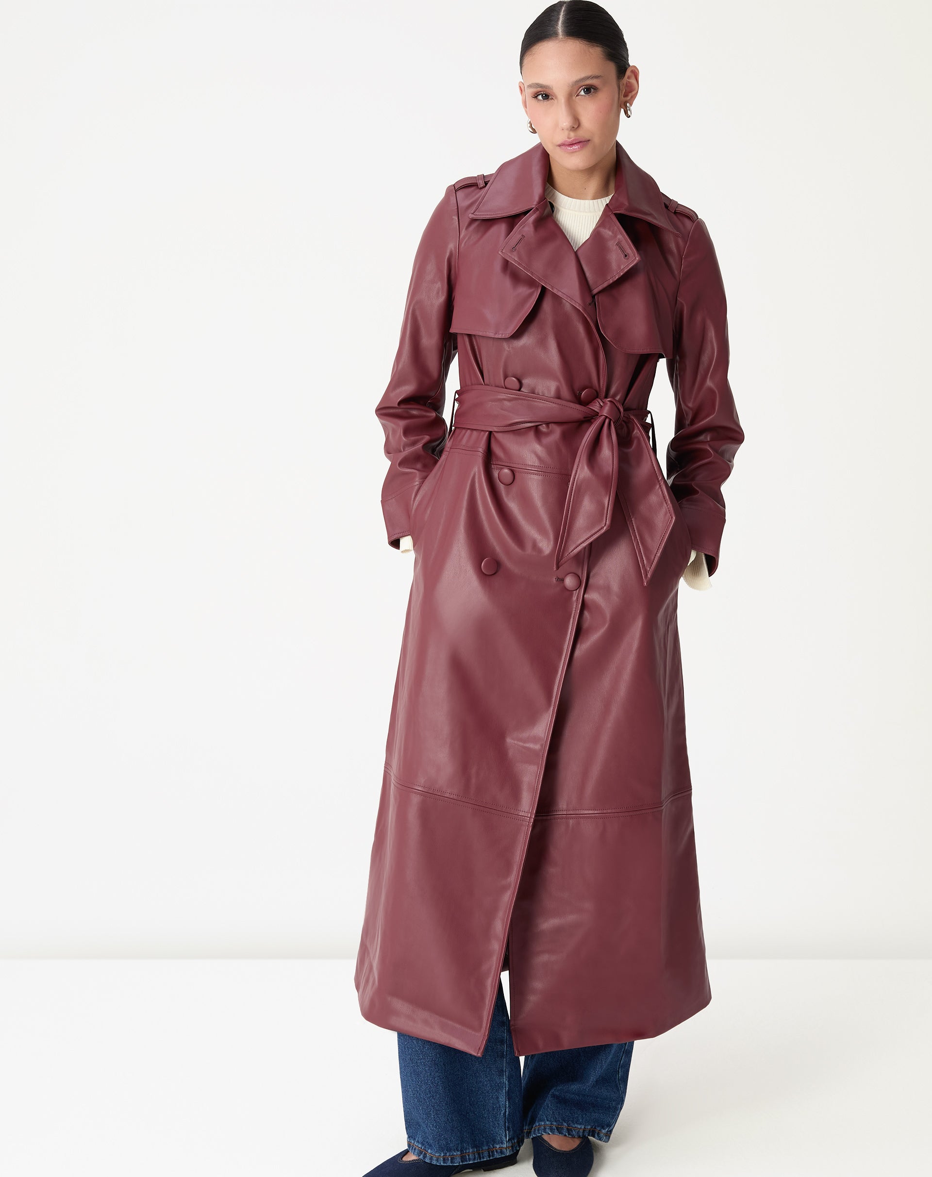 Trench coat longo vinho em PU, vista frontal corpo inteiro com cinto e abotoamento duplo