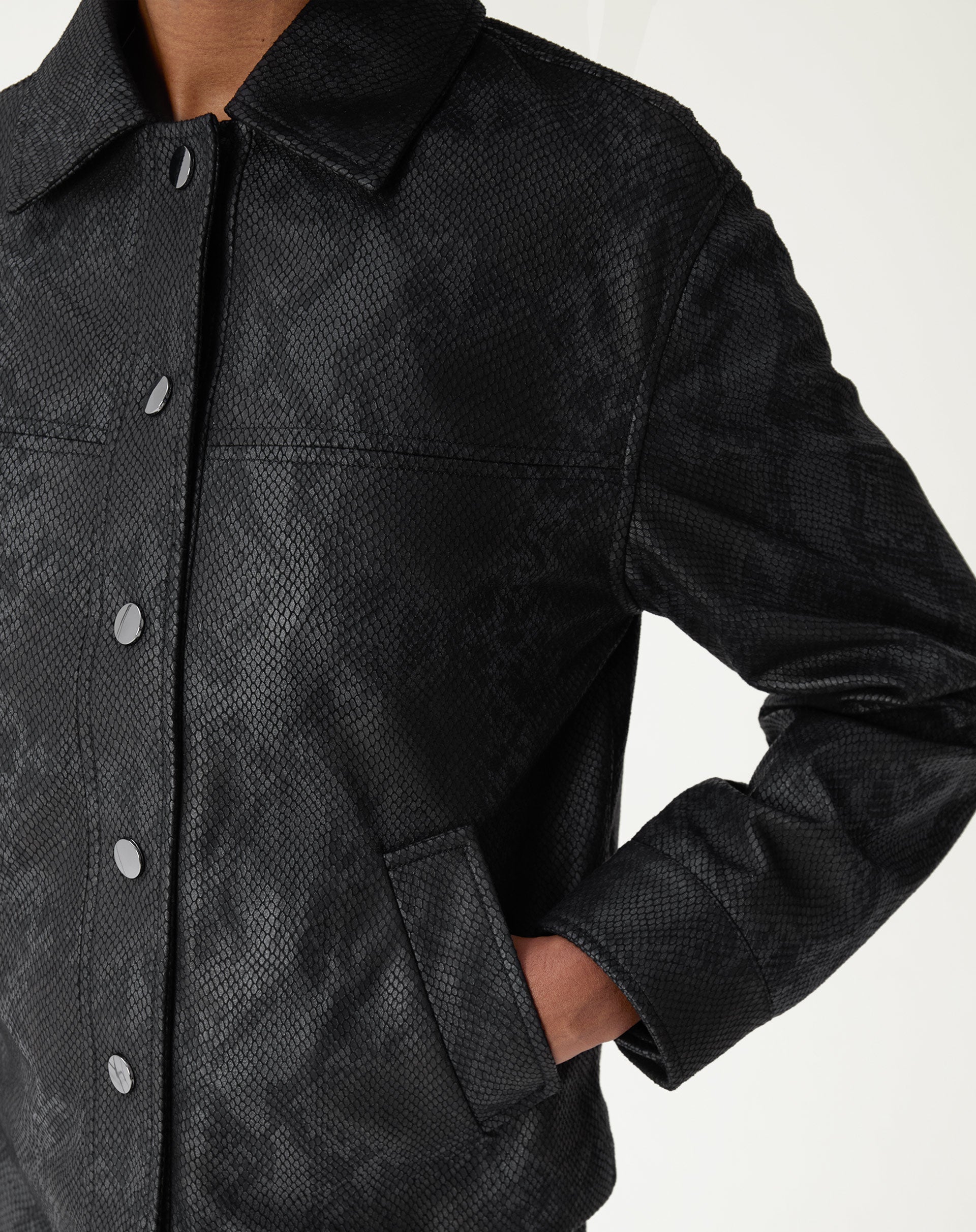 JAQUETA QUADRADA COBRA PU - PRETO