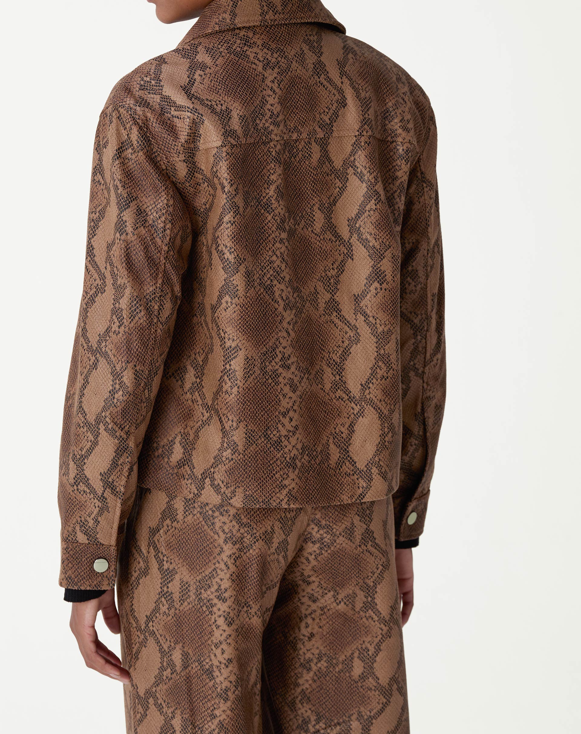 Vista traseira da jaqueta quadrada cobra PU caramelo evidenciando corte reto e costura na pala