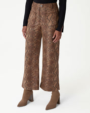 CALÇA RETA COBRA PU - CARAMELO