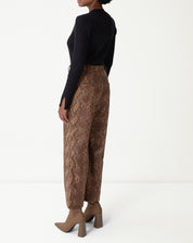 CALÇA RETA COBRA PU - CARAMELO