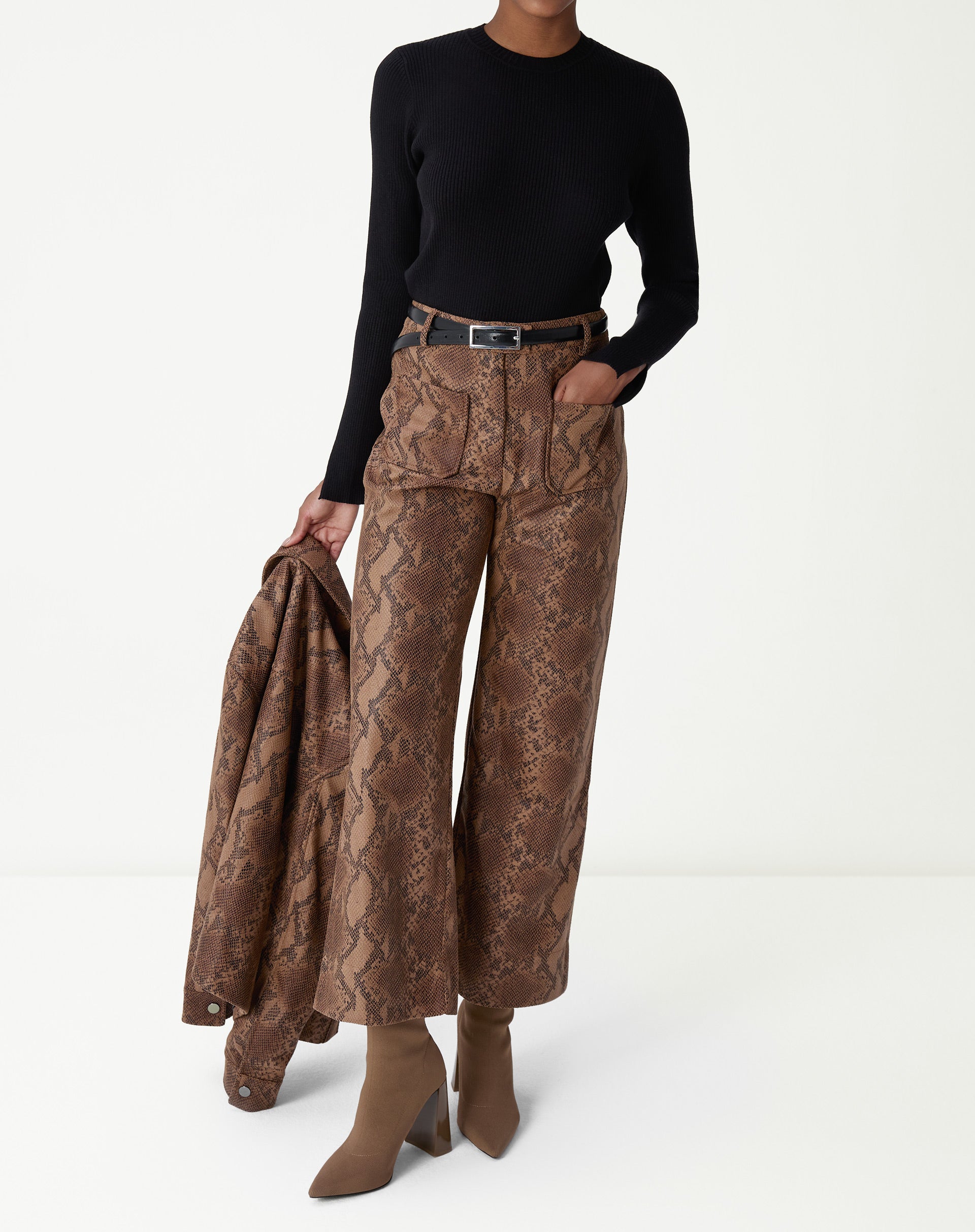 CALÇA RETA COBRA PU - CARAMELO