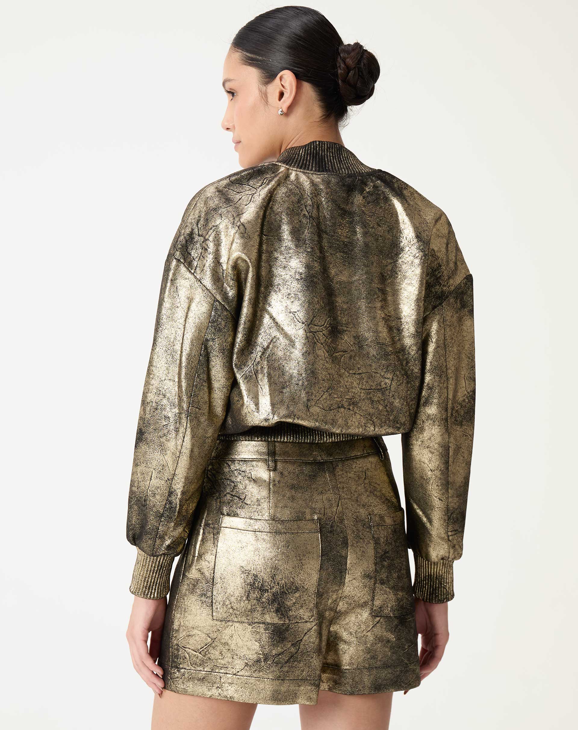 SHORTS COM PREGAS METALIZADO - DOURADO