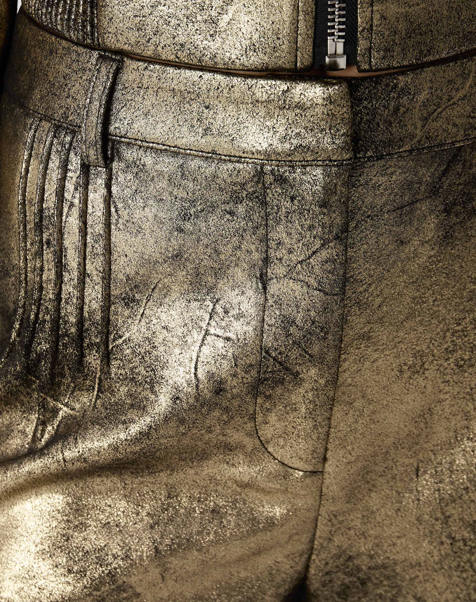 SHORTS COM PREGAS METALIZADO - DOURADO