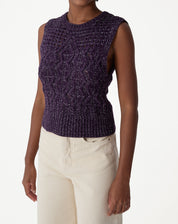 Foto em corpo inteiro da regata tricot roxa em modelo, mostrando proporção, barra canelada e comprimento curto com calça de cintura média.