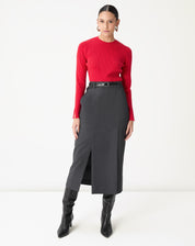 Modelo inteiro com suéter vermelho combinando com saia midi cinza, cinto e botas pretas, estilo elegante.