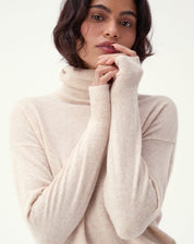 Suéter cashmere gola alta areia, detalhe do decote e punho canelado, textura macia do tricot