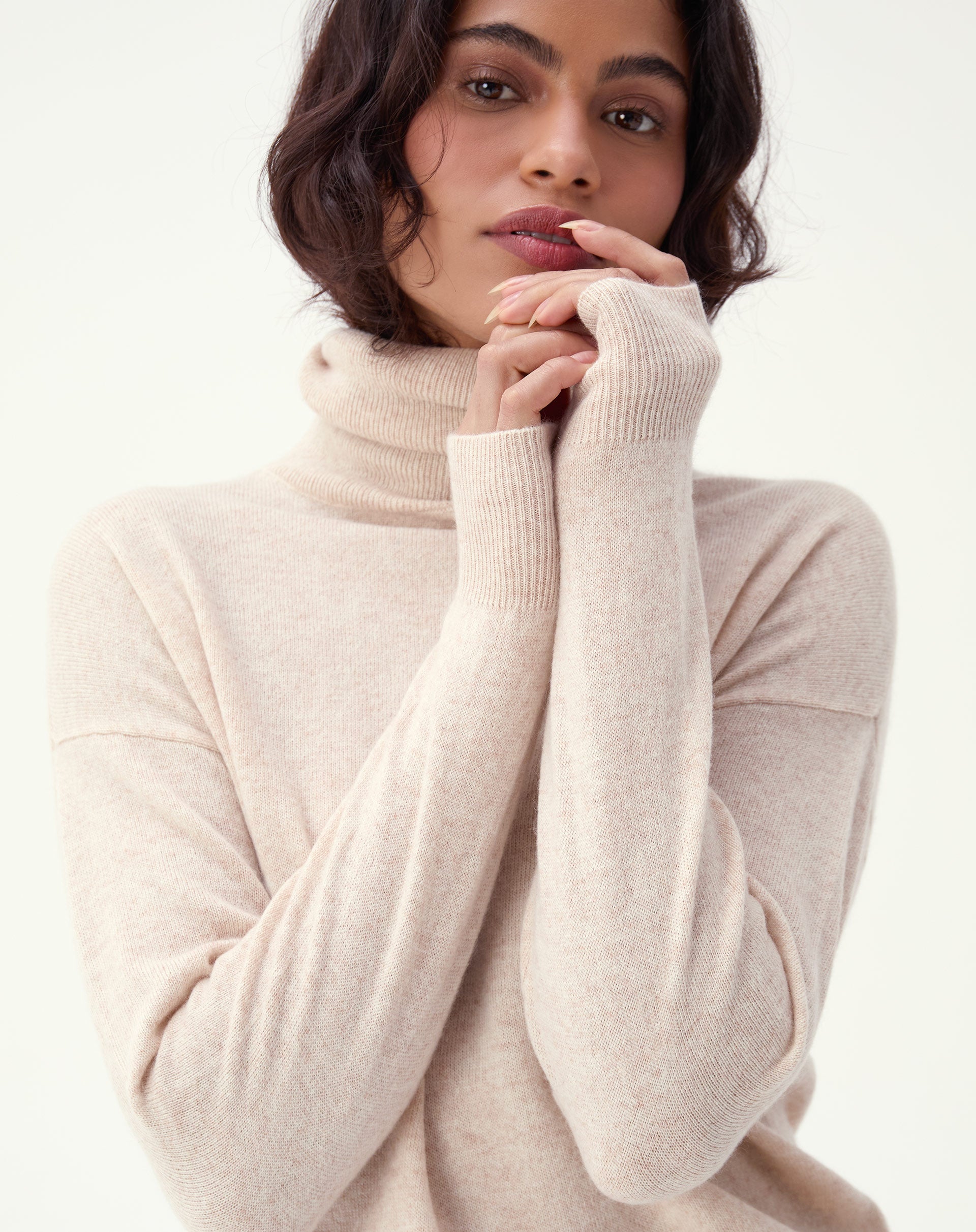 Suéter cashmere gola alta areia, detalhe do decote e punho canelado, textura macia do tricot