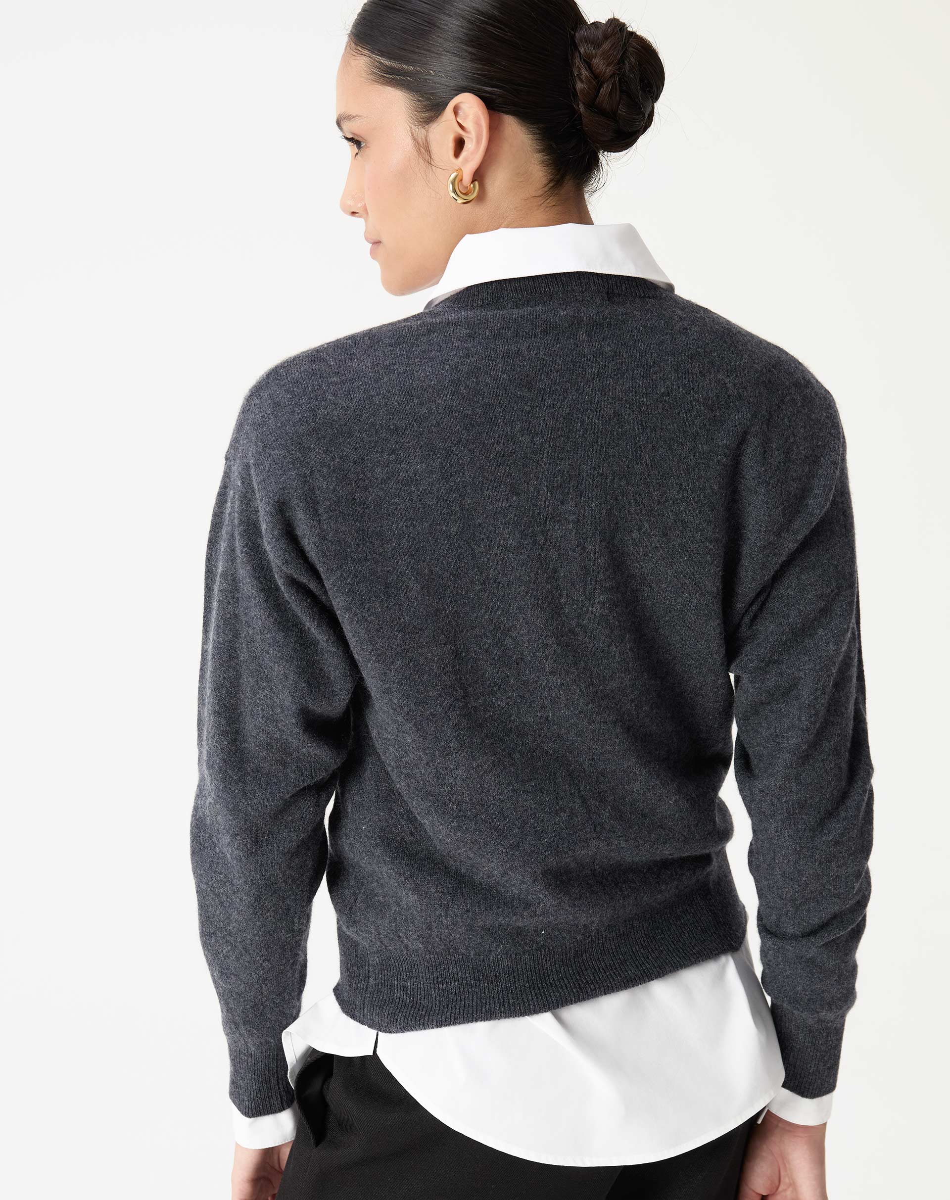 Detalhes do tecido 100% cashmere cinza escuro em close, destacando o conforto e sofisticação