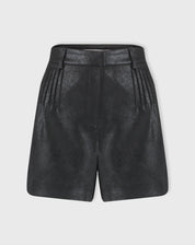 Vista traseira do shorts metalizado preto mostrando bolsos posteriores e caimento curto e reto