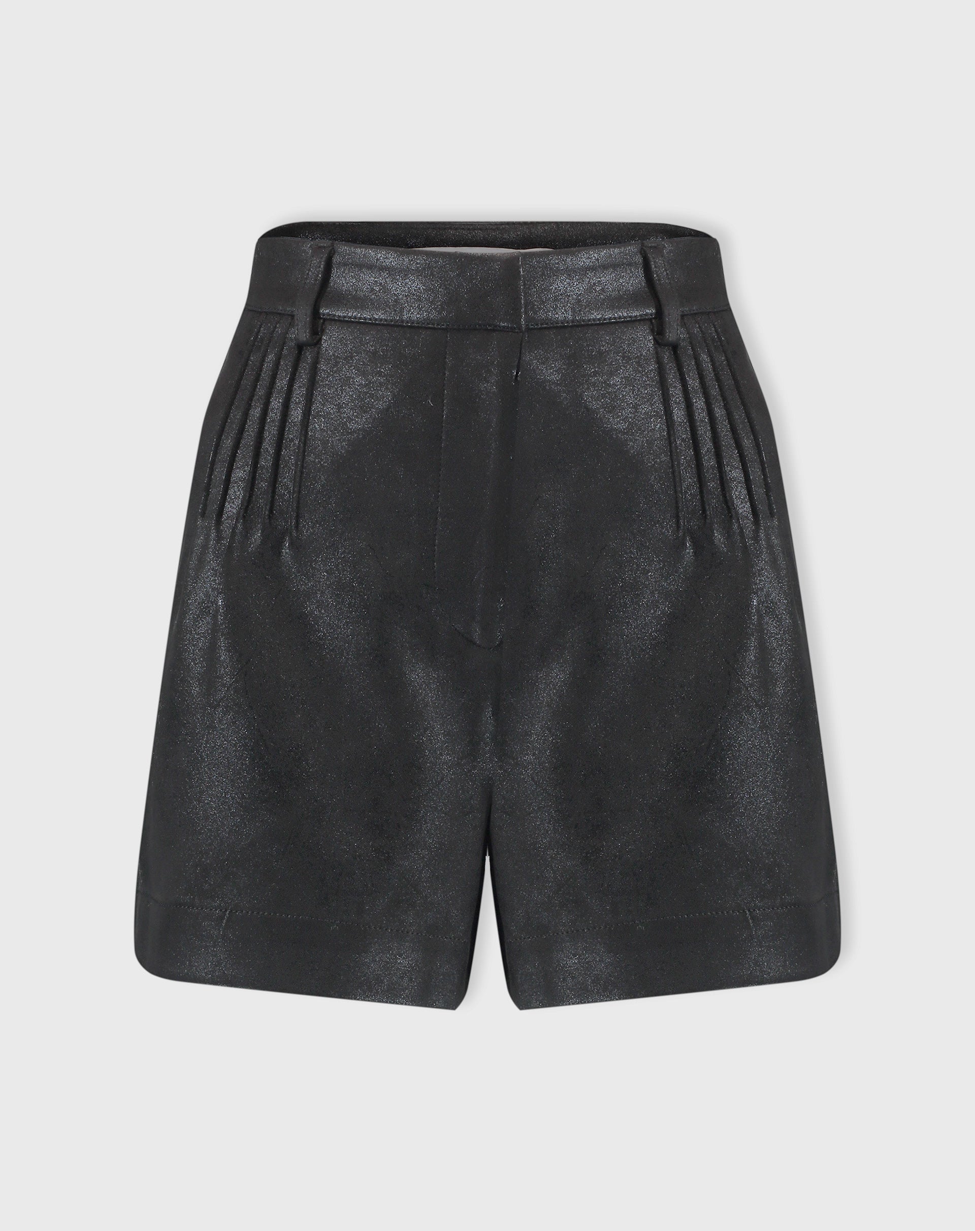 Vista traseira do shorts metalizado preto mostrando bolsos posteriores e caimento curto e reto