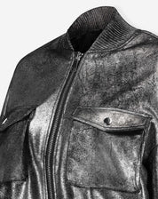 Jaqueta bomber prata fotografada sozinha sobre fundo branco, vista frontal com bolsos de aba, zíper e barra elástica