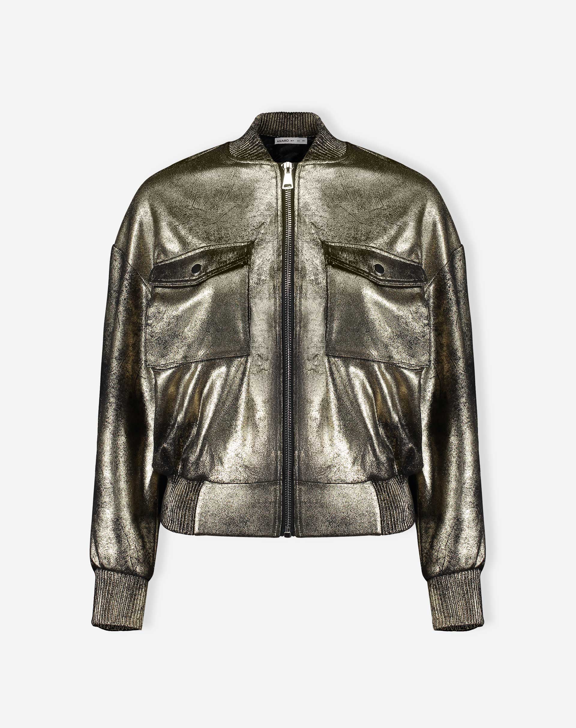 Jaqueta bomber dourada isolada em fundo branco, zíper frontal e bolsos de aba visíveis