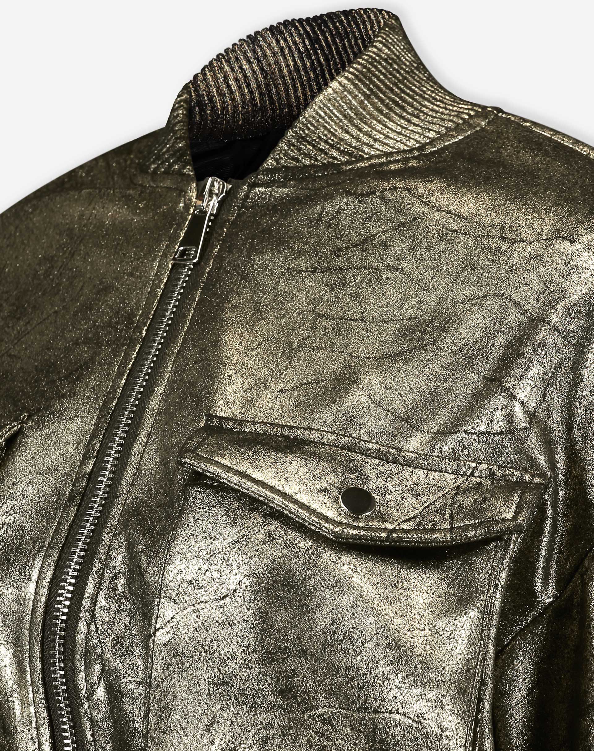 Close do colarinho canelado e acabamento metalizado da jaqueta bomber dourada