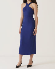 Vestido azul com alças transpassadas, comprimento midi, visto de frente.