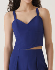 Blusa azul com alças de alfaiataria, vista frontal destacando o decote em V e o estilo elegante.