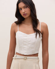 Top de alcinha estruturado cor areia visto de frente em modelo, cropped com alças finas