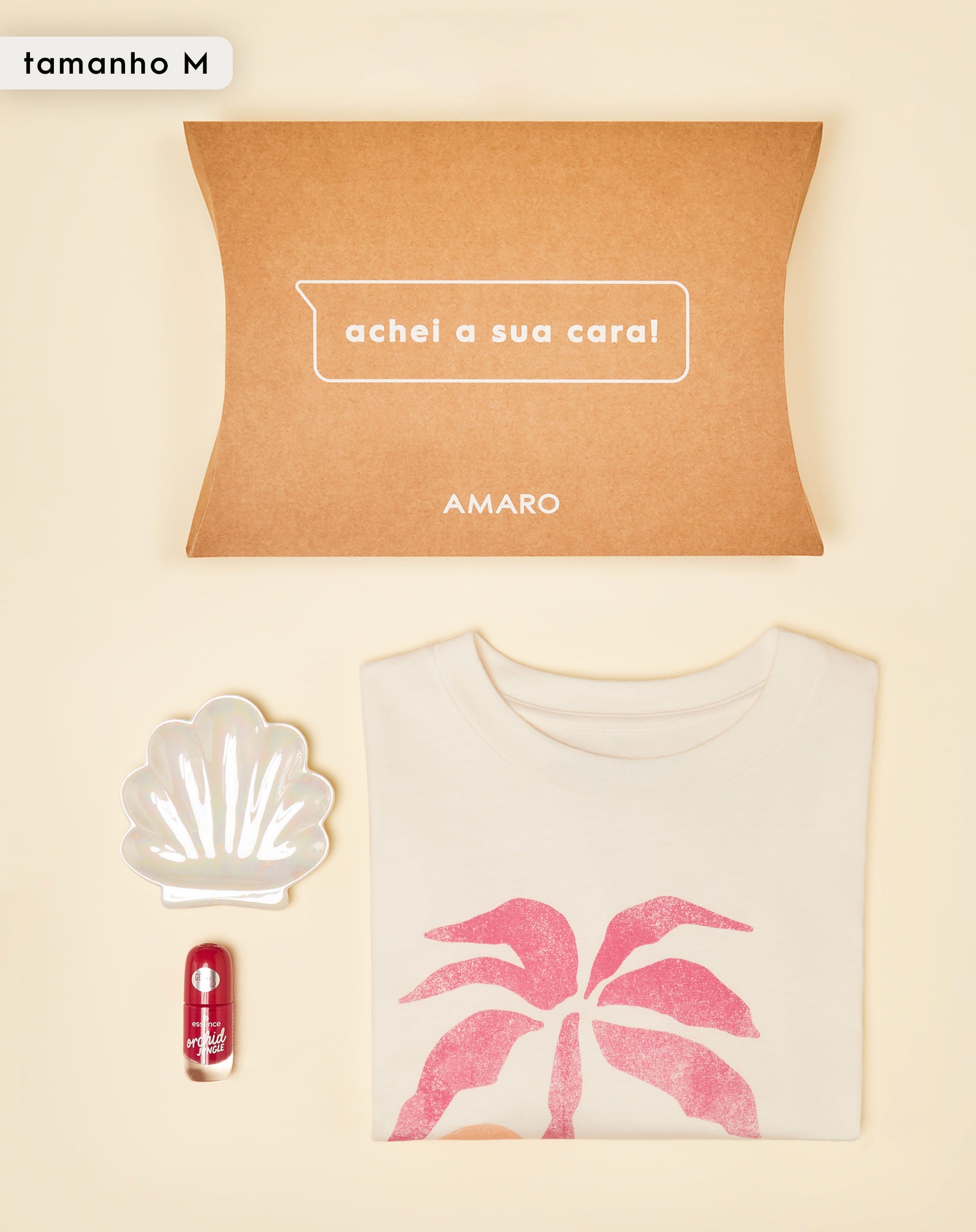 Embalagem de presente tamanho M com prato decorativo, batom vermelho e camiseta estampada.