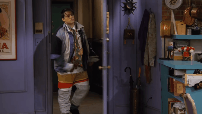 Joey de Friends com vários casacos no corpo