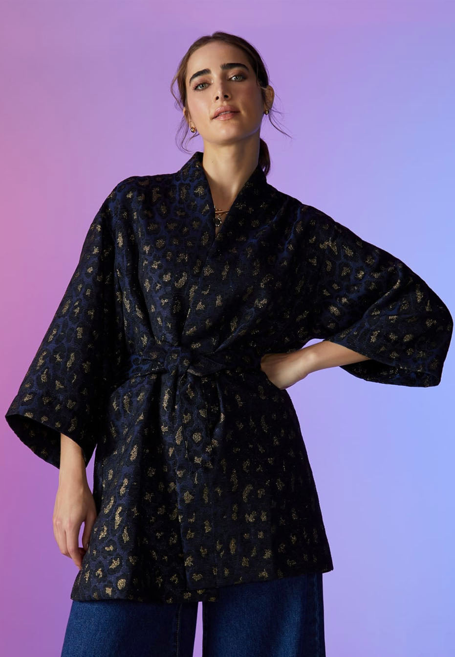 Modelo vestindo kimono azul