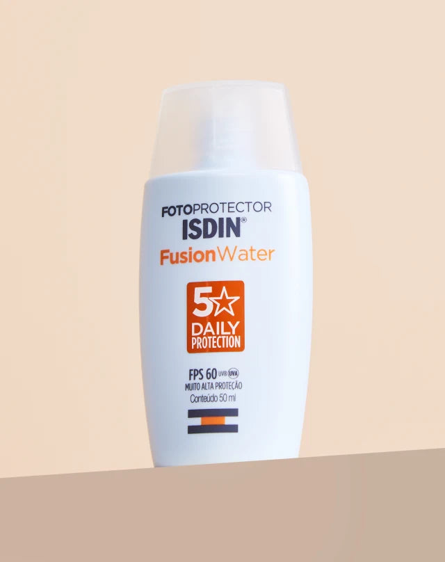 Foto de um protetor solar facial da marca Isdin com fator de proteção 60
