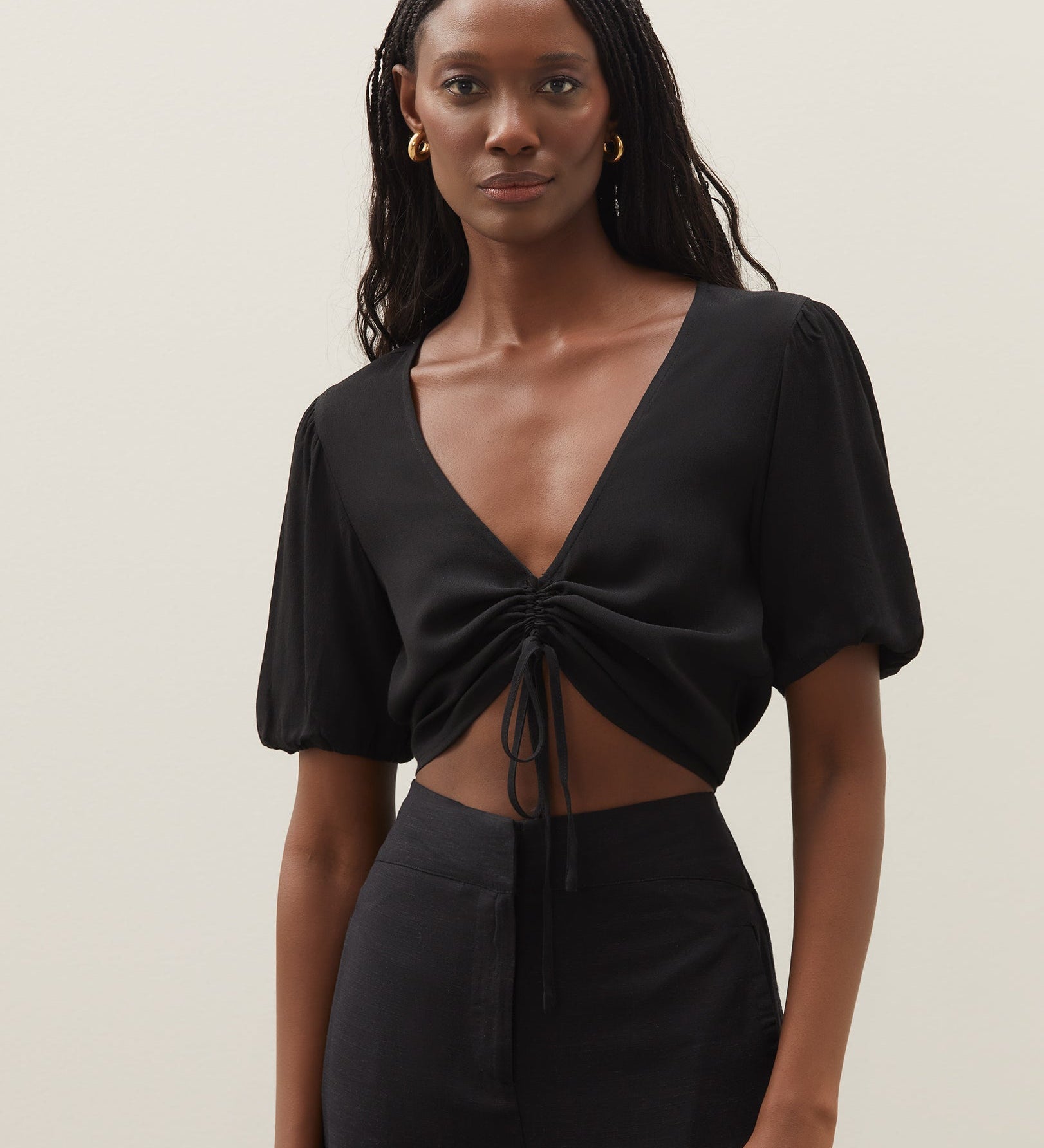 Como usar cropped: dicas para utilizar a peça com estilo
